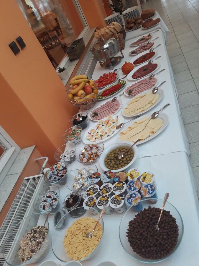 Hotel Kras Rožňava Zewnętrze zdjęcie